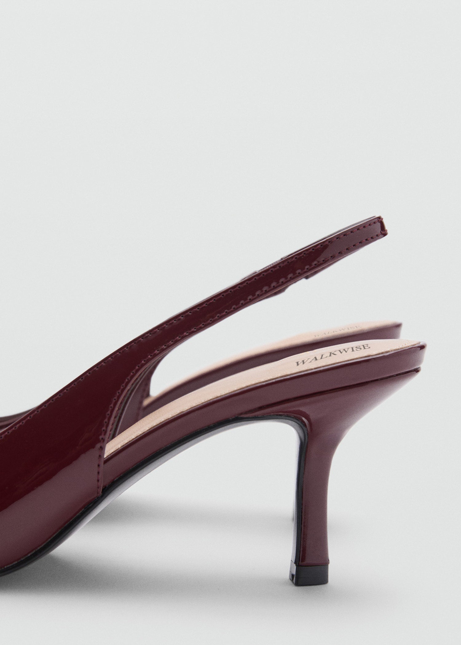 Pointed shoes with Mehroon patent leather effect